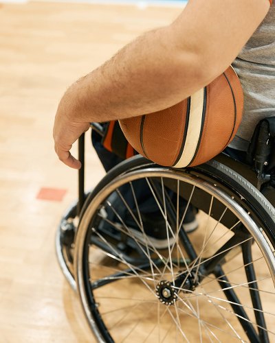 Desporto adaptado. Cadeira de rodas. Basketball