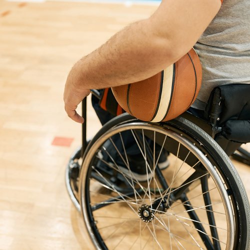 Desporto adaptado. Cadeira de rodas. Basketball
